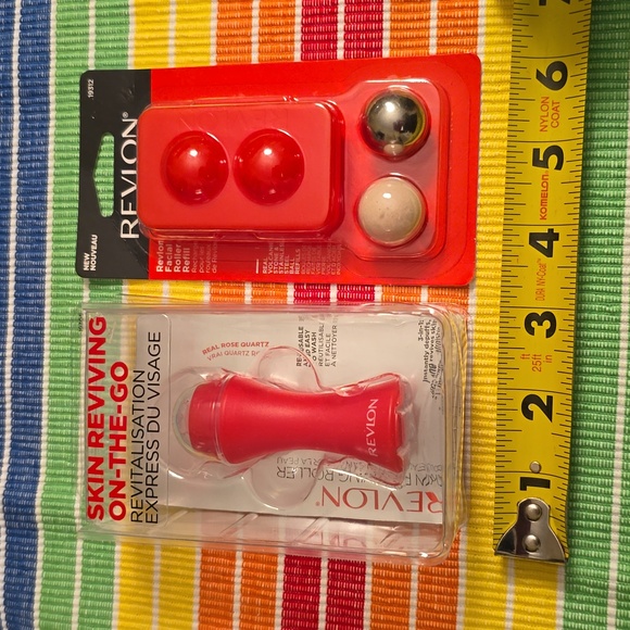 REVLON BRAND SKIN REVIVING ON-THE-GO FACIAL ROLLER AND ROLLER REFILL BUND - Picture 8 of 9